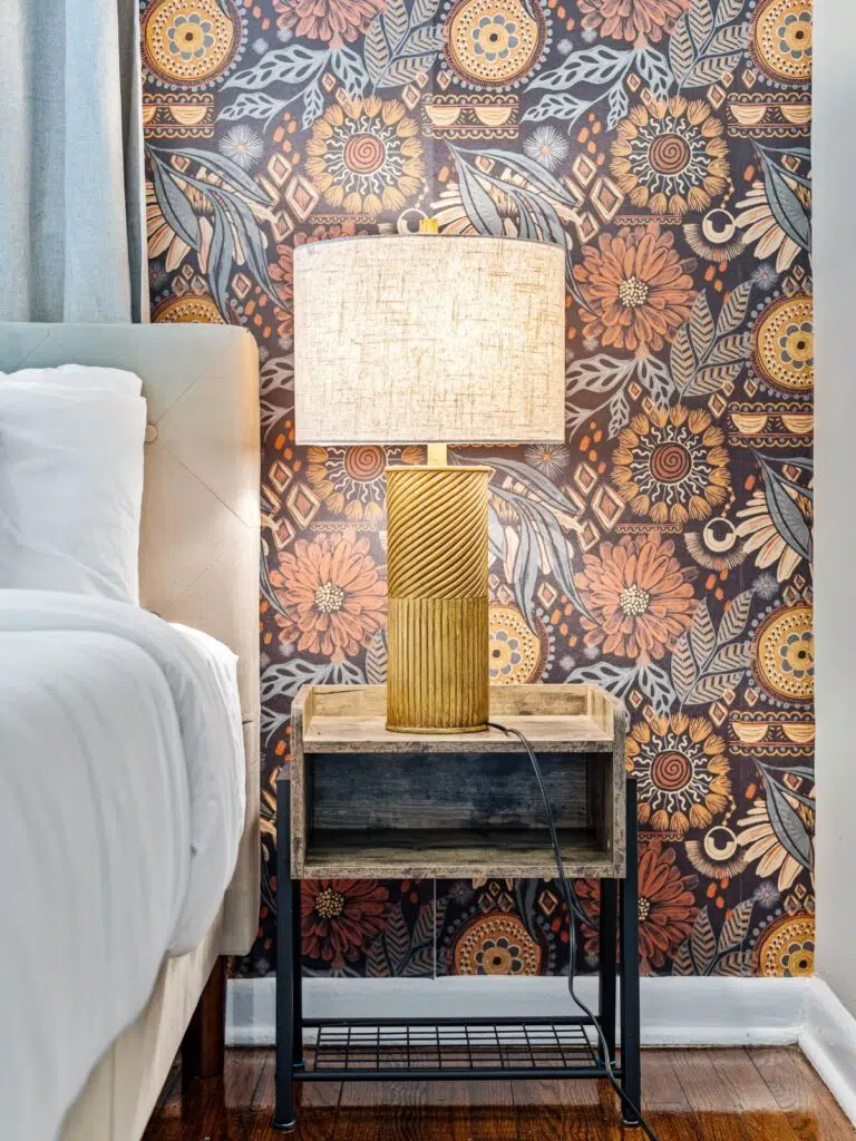 wallpaper-in-bedroom-with-lamp