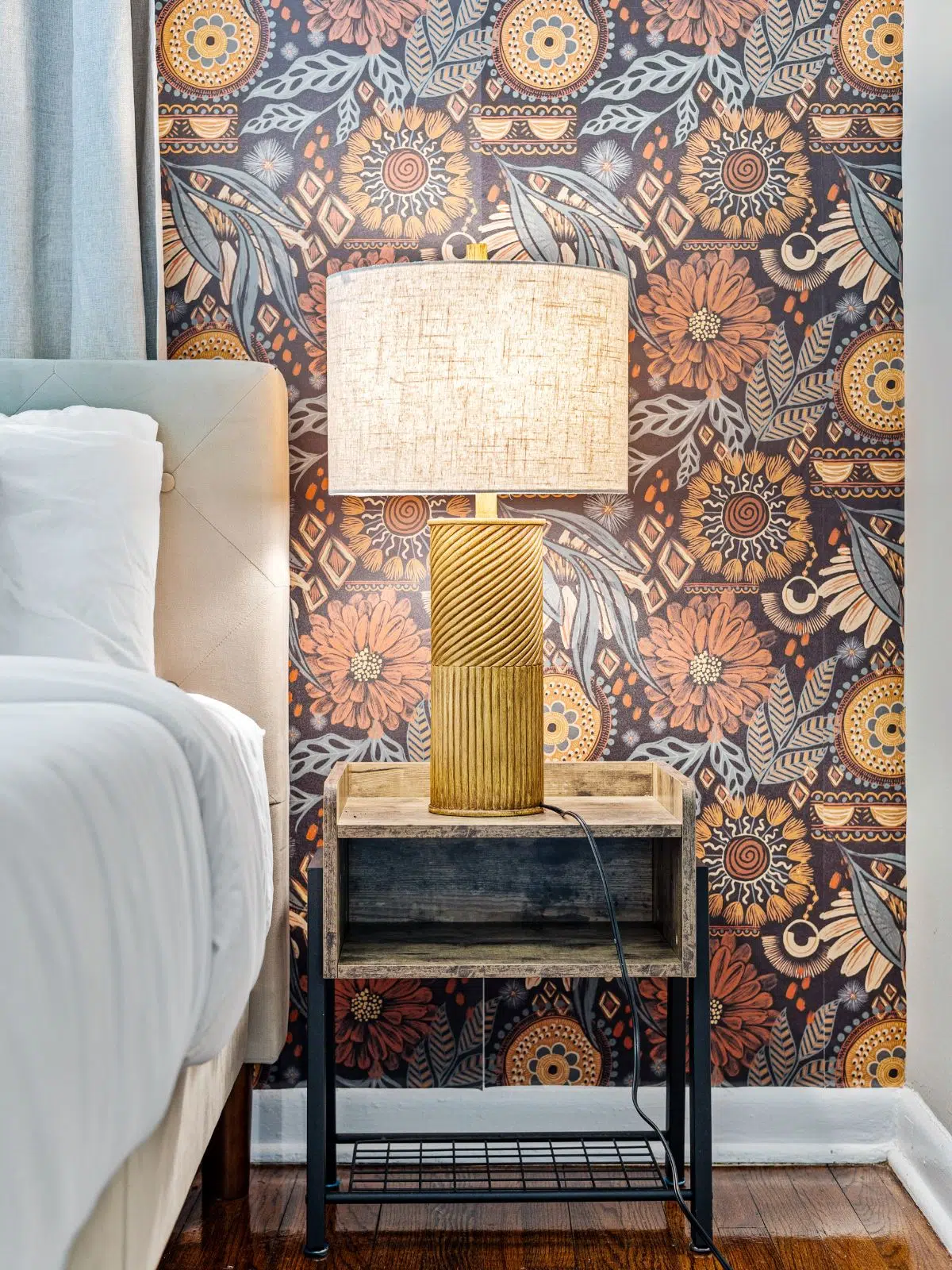 wallpaper-in-bedroom-with-lamp