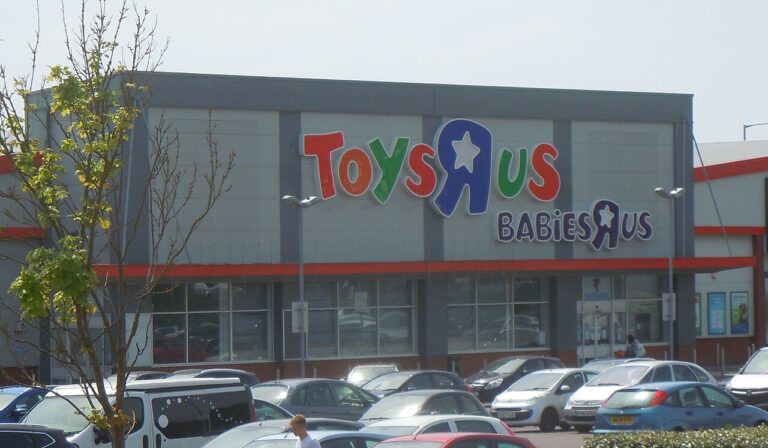 The Iconic Toy Stores That Used to Be in Every Mall (Kids Today Will Never Experience)