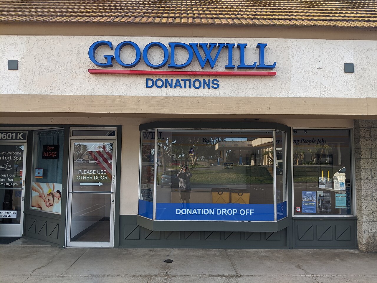 1280px Goodwill Donations storefront in San Diego CA 1