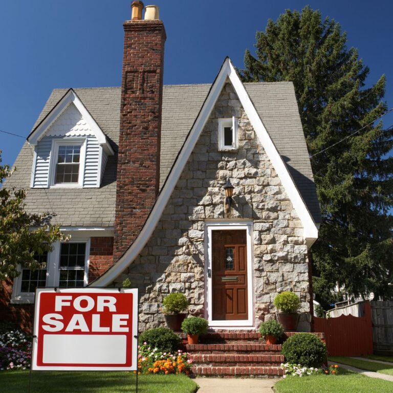 10 Things Home Stagers Always Remove Before a House Hits the Market
