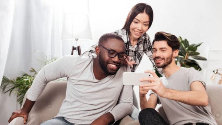 His Roommate’s Girlfriend Practically Moved In, and Now the Rent Question Has Everyone Debating