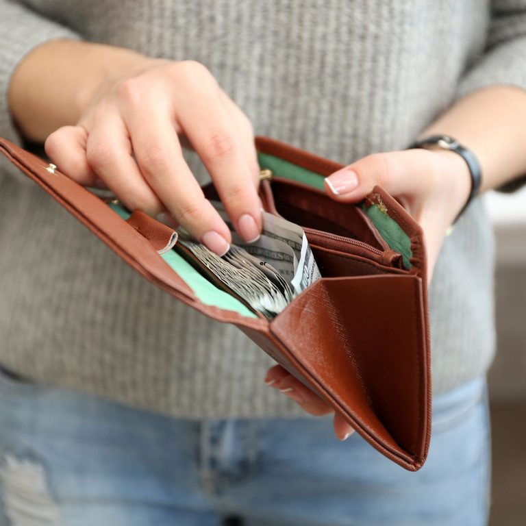 12 Things You Should Never Keep in Your Wallet
